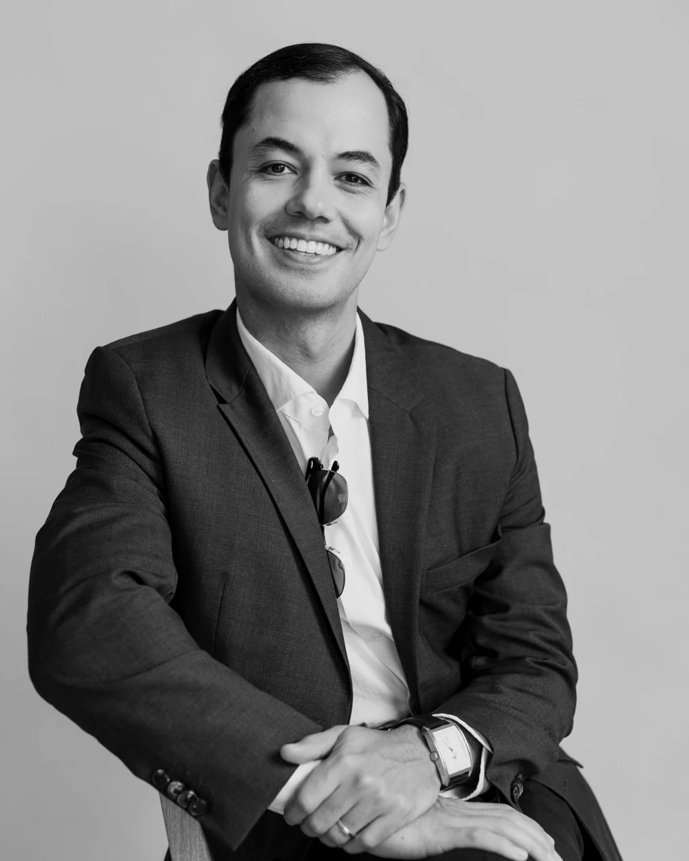 Julio Mario De León, retrato en blanco y negro con traje oscuro